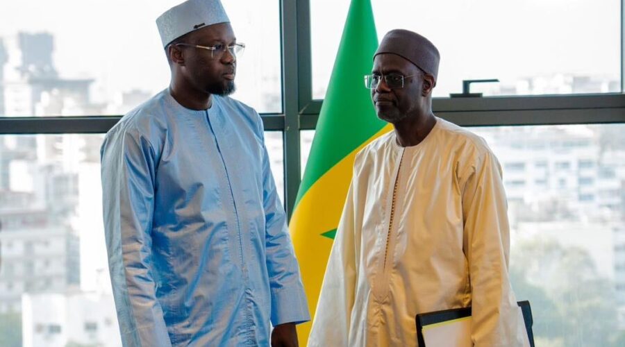 Passation de service à la primature : Ousmane Sonko transmet le témoin à Ahmadou Al Aminou Lo