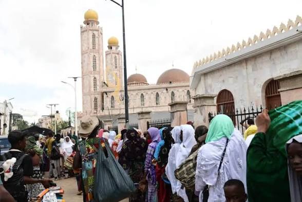 Dernière Minute : En voyant son guide religieux Serigne Babacar Sy Abdou Ndiol Fouta, elle succombe à l’émotion à Tivaouane