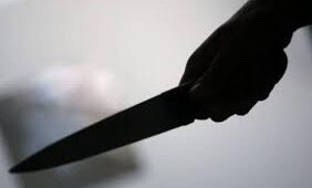 L’émigré, rentré au pays sans le sou, s’arme d’un couteau pour régler ses comptes avec celle qu’il tient pour responsable de ses malheurs.