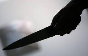 L’émigré, rentré au pays sans le sou, s’arme d’un couteau pour régler ses comptes avec celle qu’il tient pour responsable de ses malheurs.