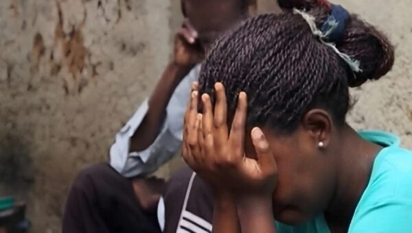 Une étudiante de 23 ans arrêtée, soupçonnée d&rsquo;avoir tué ses jumeaux nouveau-nés.