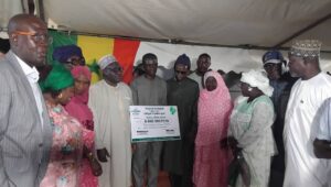 Rufisque : le maire Omar Cissé remet un chèque de 8 millions de FCFA au Conseil de quartier de Leona Valda