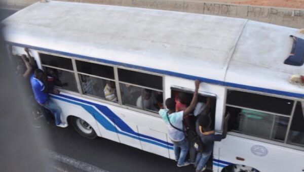 Rufisque : Un passager décède dans un bus Tata, le procureur ordonne une enquête