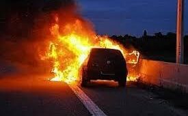 URGENT – AUTOROUTE À PÉAGE : UN VÉHICULE EN FEU PERTURBE LA CIRCULATION ENTRE RUFISQUE-OUEST ET DIAMNIADIO