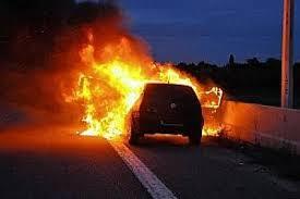 URGENT – AUTOROUTE À PÉAGE : UN VÉHICULE EN FEU PERTURBE LA CIRCULATION ENTRE RUFISQUE-OUEST ET DIAMNIADIO