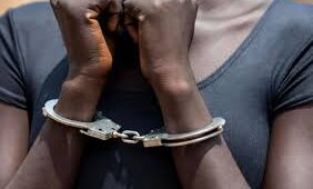 Grand-Mbao : une femme accusée d’avoir fracturé le bras de sa voisine pour une histoire de lavabo